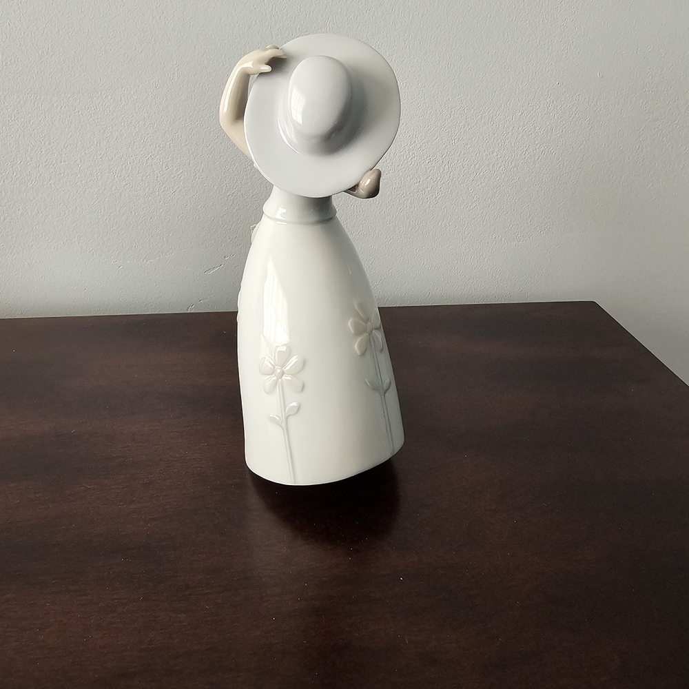 Lladro LITTLE DAISY GIRL - Picture 3 of 5
